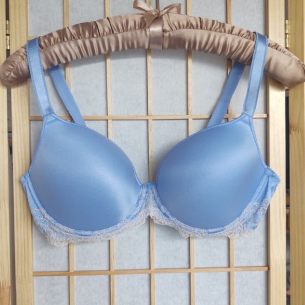 Wacoal Embrace Contour Bra lace trim. 38B